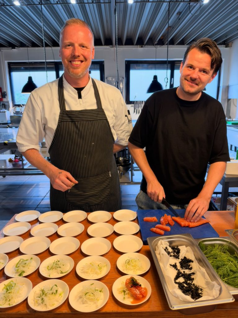 Chef-kok en deelnemer van de Culinaire Vakschool Groningen bereiden de zalm-gang
